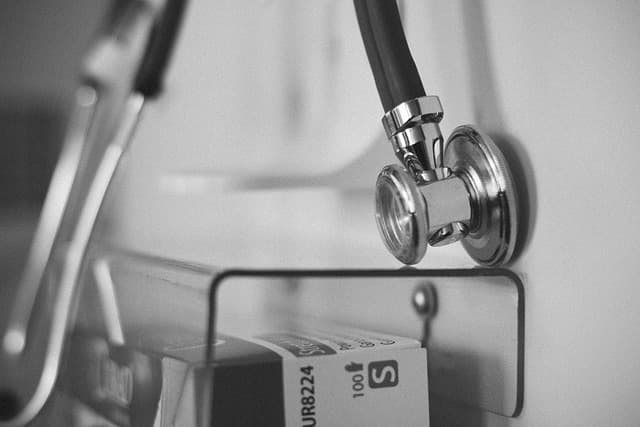 Comparatif : Soins infirmiers à domicile ou établissements de santé ?